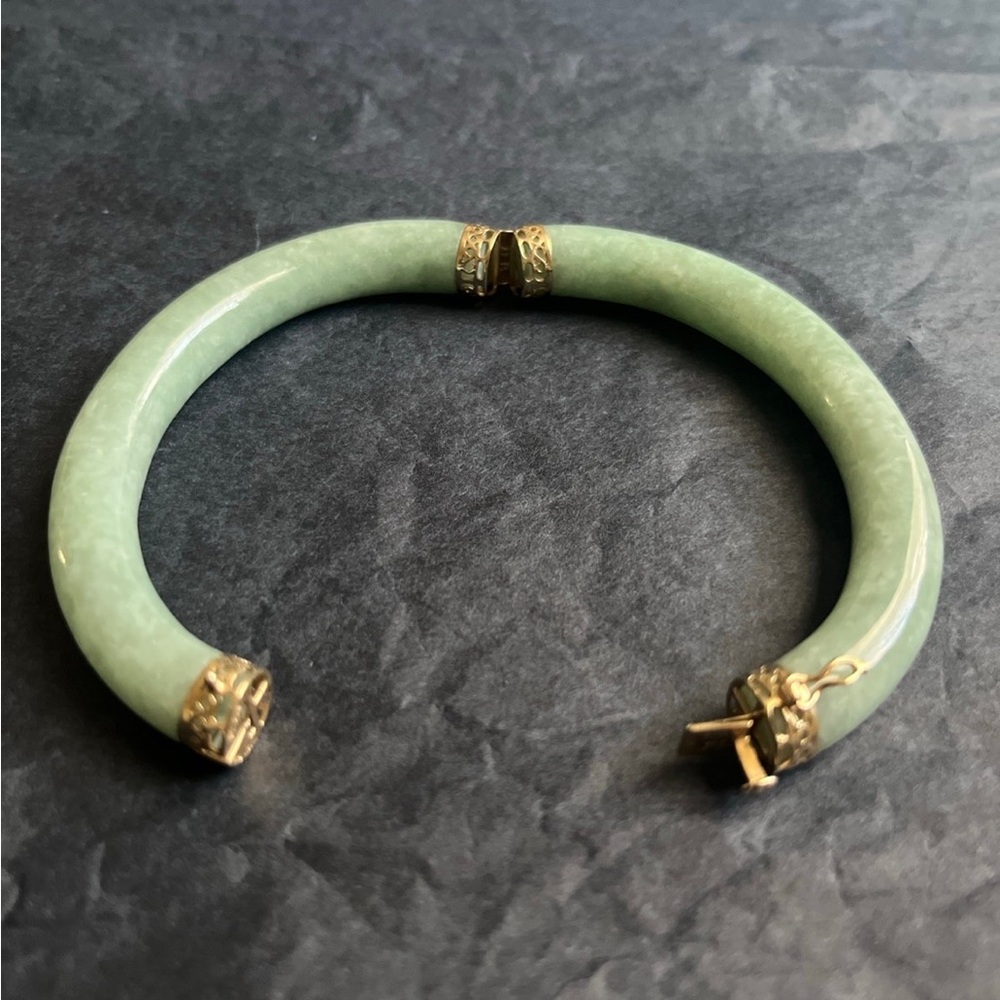 Beautiful 14k Gold & Jadeite / Jade Bangle
Bracelet made in China. - Picture 14 of 15